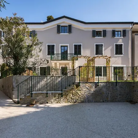 La Torre Con Private Park 아파트호텔 4*