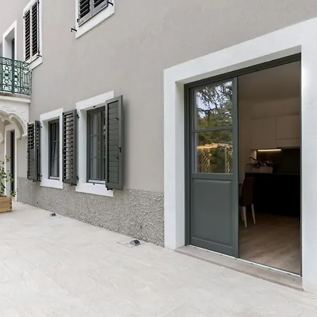 Aparthotel La Torre Con Private Park Terst